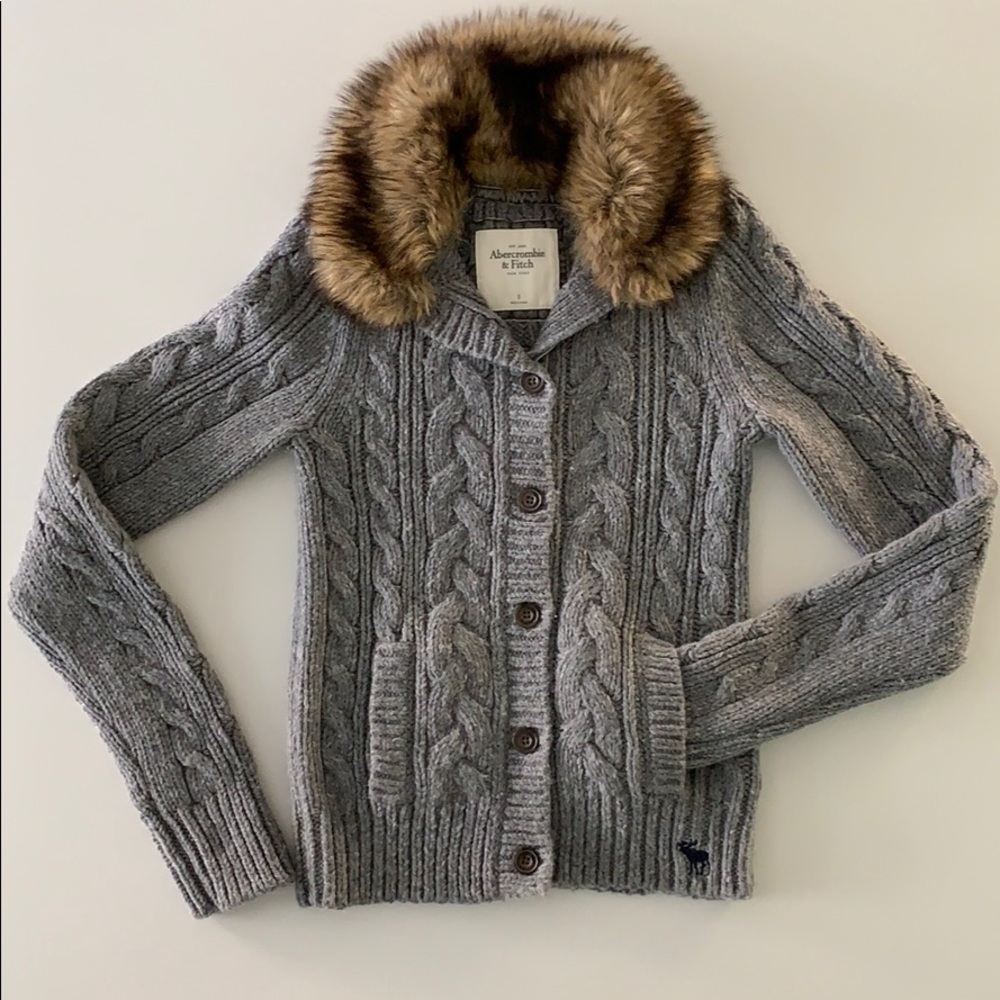 Sweater cardigan with faux fur-lined collar